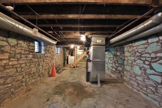 Building Photo - 4 Bedroom North Campus Newly Remodeled House with 2 Decks and Patio