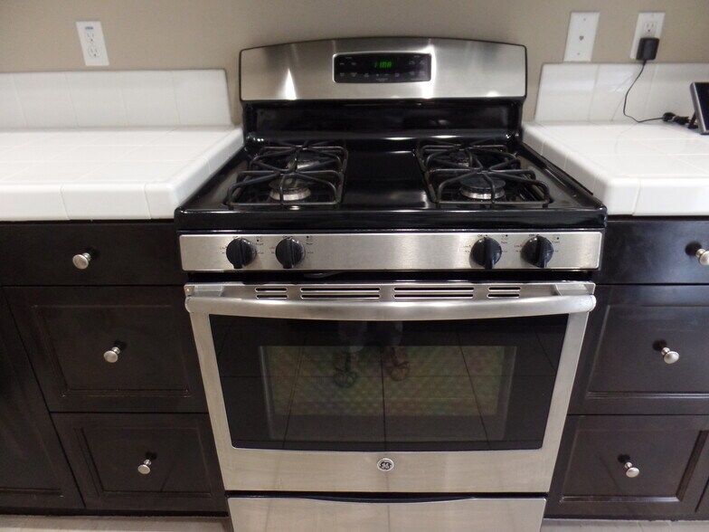 Gas Stove - 5057 Waterview Way
