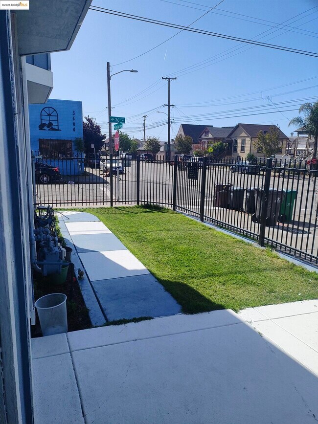 Building Photo - 3532 San Leandro St
