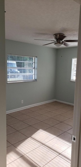 Building Photo - 802 N Lake Dr