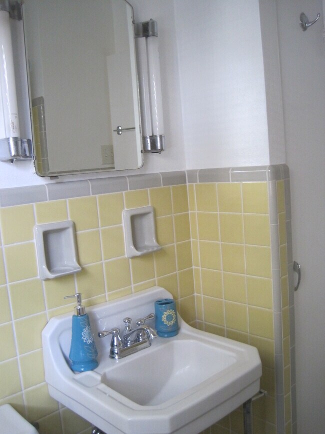 Building Photo - 612 Stetson St