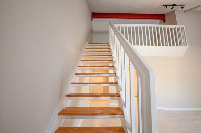 Building Photo - 16042 Bear Hill Dr