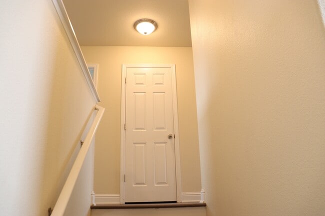 Building Photo - 864 Pinewood Ave