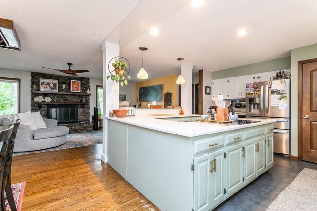 Building Photo - 5 Bed 3 Bath Home