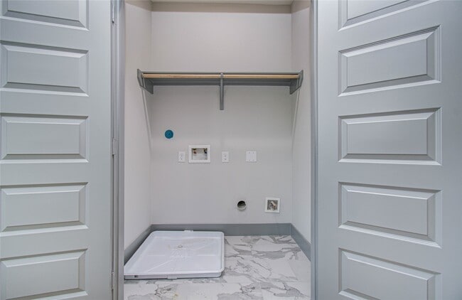 Building Photo - 835 S Victory Dr