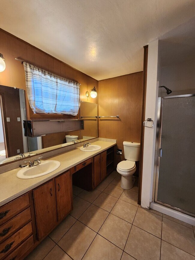 Building Photo - 3 Bedroom 2 Bathroom