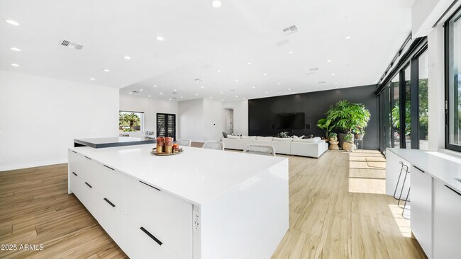 Building Photo - 7417 E Paradise Dr