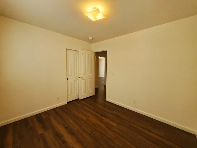 Building Photo - 1400 Howard Ct