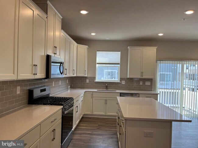 Building Photo - 37 E Front St