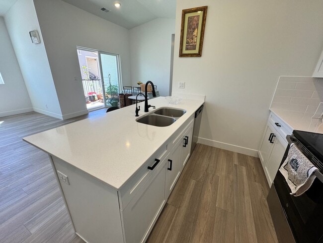 Building Photo - 3 Bed Condo In Desert Color!