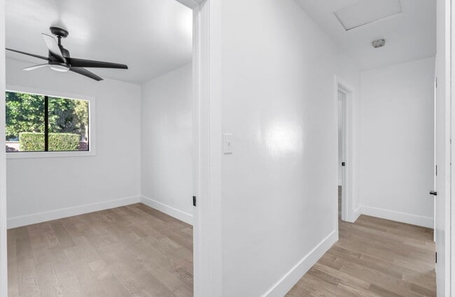 Building Photo - Gorgeous Remodeled 3 Bedroom 2 Bath Pool H...