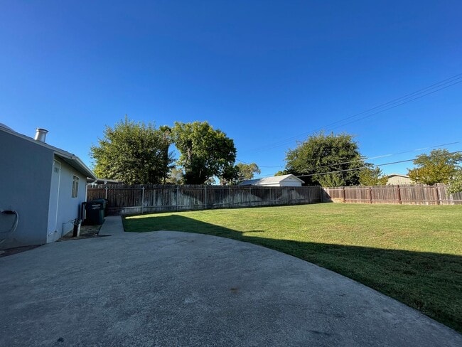 Building Photo - Centrally Located, Nicely Updated Througho...