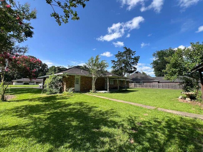 Building Photo - Baker's Historic Buffwood Subdivision, 3 bedroom, 2 bath home loaded with amenities