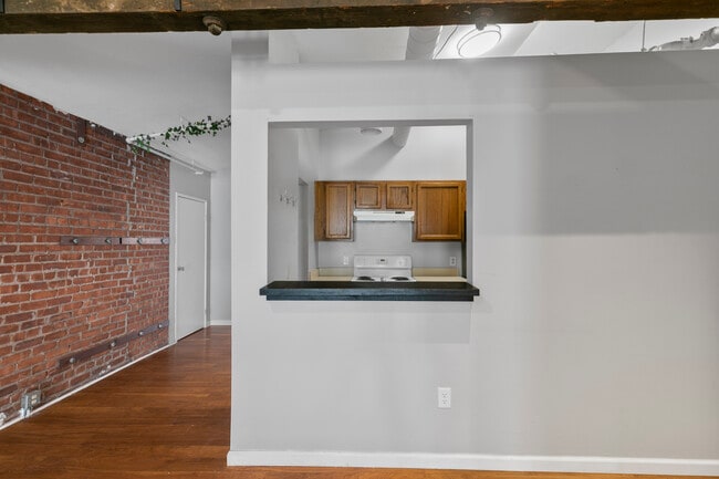 Building Photo - 196 Crown St