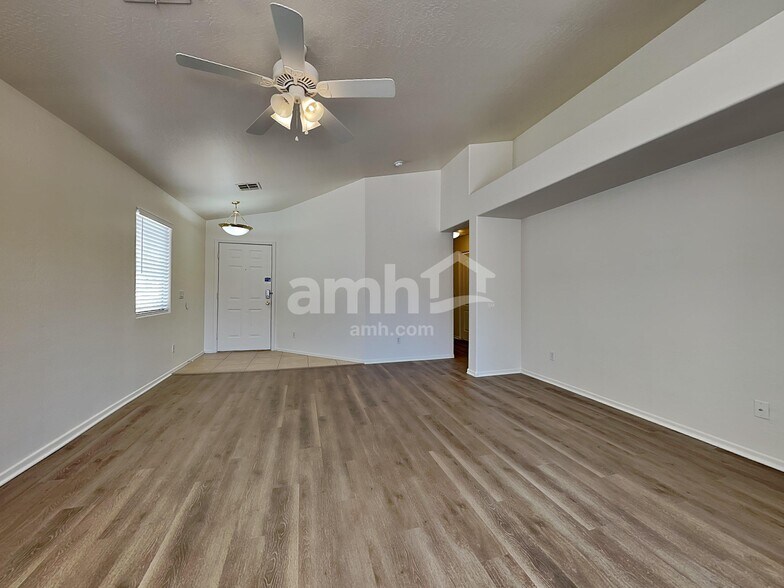 Building Photo - 8417 W Hilton Ave