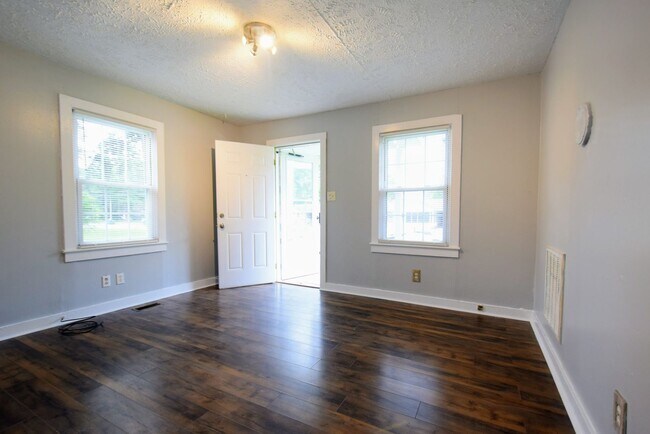 Building Photo - 809 Varsity Dr