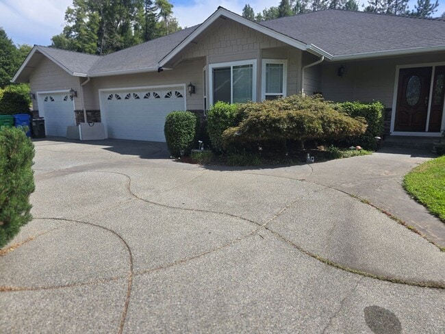 Building Photo - 3 bed 2 bath  Home for Rent in Grants Pass