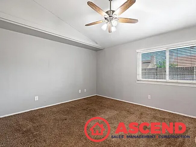 Building Photo - Lovely Home In Southwest Bakersfield!