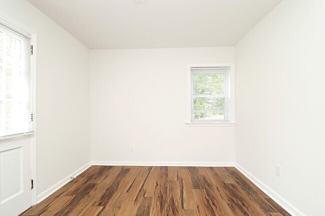 Building Photo - Beautifully Renovated Downtown Basement Ap...