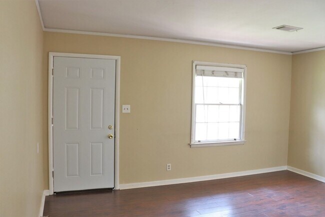 Building Photo - Charming 3-Bedroom + BONUS SUNROOM