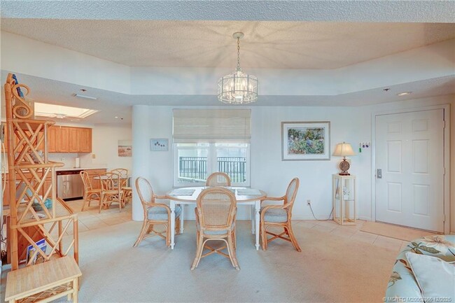 Building Photo - 221 NE Plantation Rd