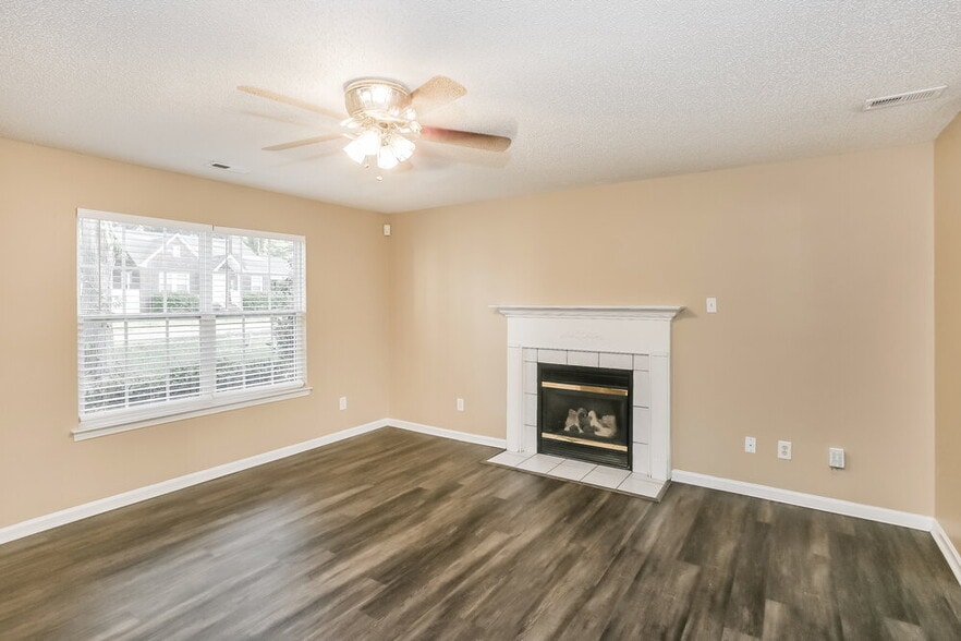 Building Photo - 5900 Hewitt Dr