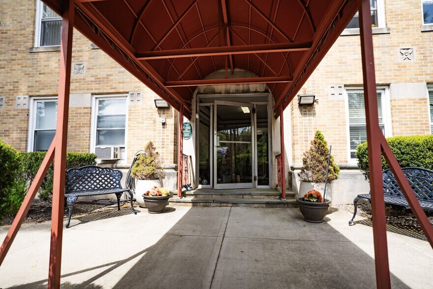 Building Photo - 218 Broad Ave