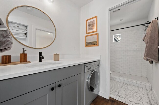 Building Photo - 1507 Drake Ave