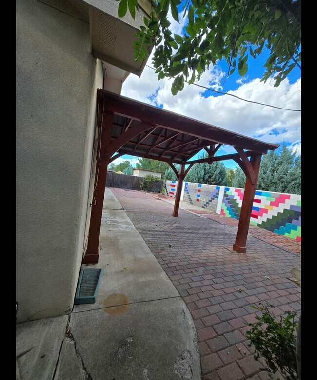 Building Photo - 3 bed 2 bath