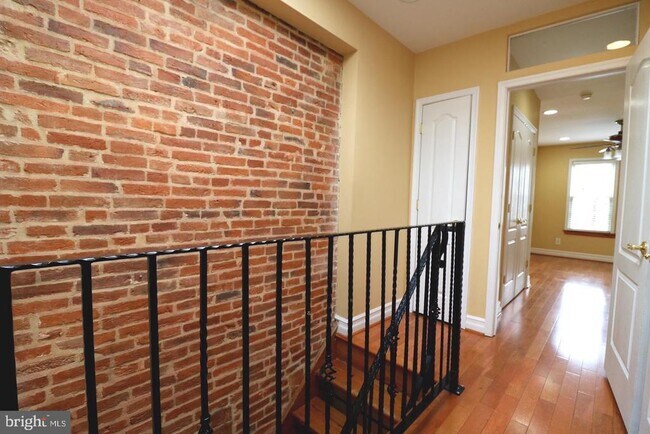 Building Photo - 1605 Marshall St
