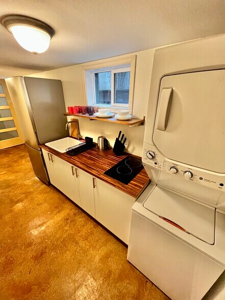 Kitchenette with washer/dryer and full size fridge, two burner cook top and microwave, no oven - 6434 N Kerby Ave
