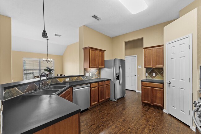 Building Photo - 511 Plantain Ln