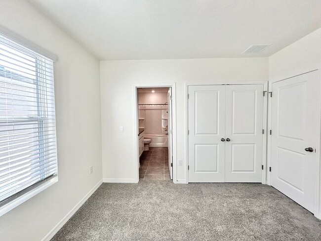 Building Photo - Brand New 3/2.5 Modern Townhome with a Lof...