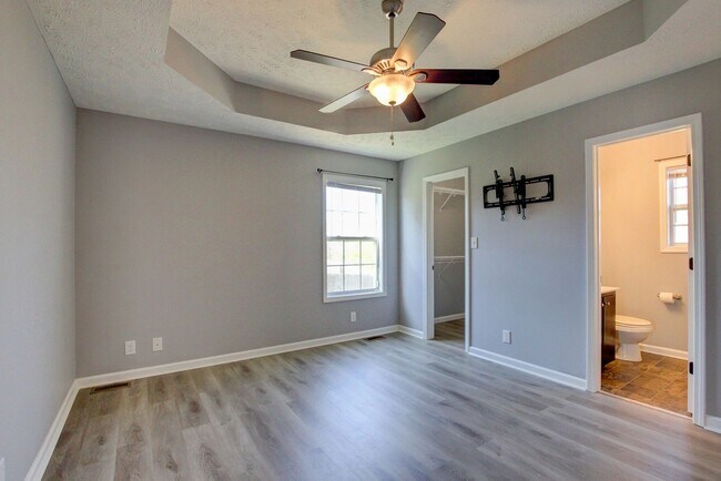 Building Photo - Sweet 3 bed 2 bath.  Cat friendly.