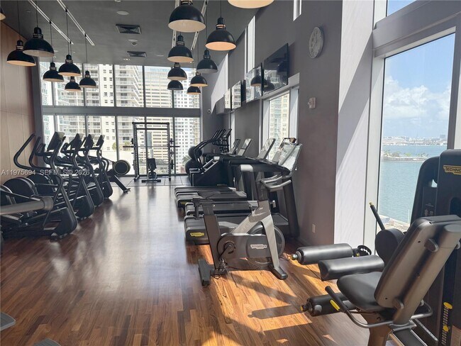 Building Photo - 1300 Brickell Bay Dr