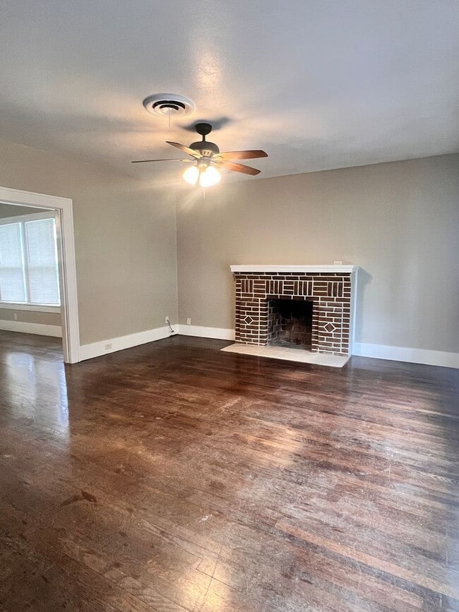 Building Photo - Spacious 3 Bedroom 2 Bath