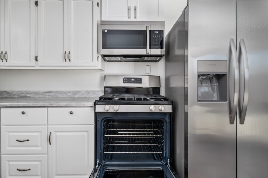 Rooms for Rent-Common Area - 45426 10th St W