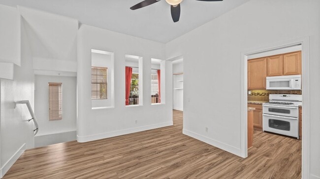 Building Photo - Tri-Level Townhome in Tustin