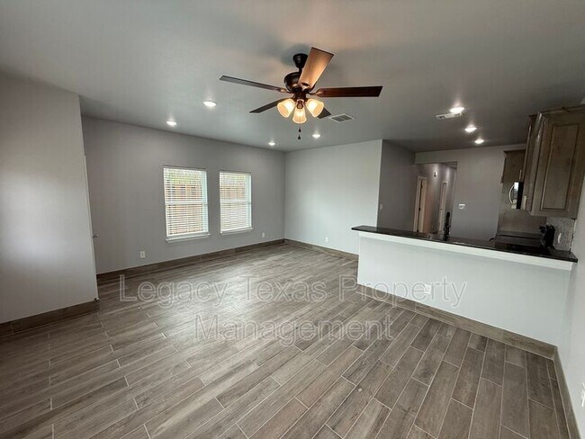 Building Photo - 910 Fuller Ave