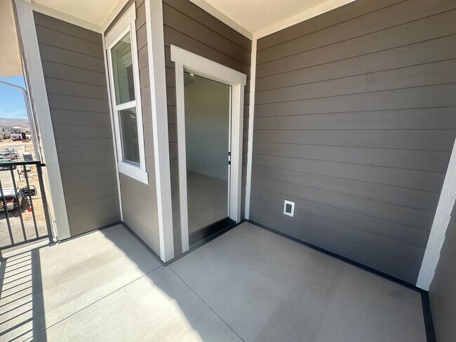 Building Photo - Luxury 3 bedroom Condo in Desert Color!