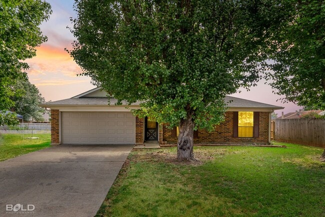 Building Photo - Check Out This 3 Bedroom 2 Bath Close to B...