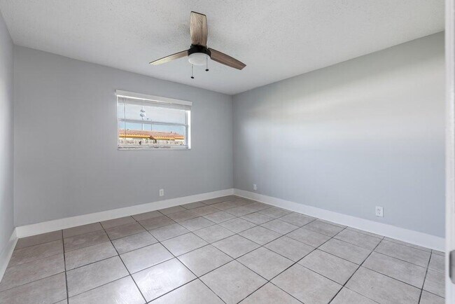 Building Photo - 801 NE 3rd St