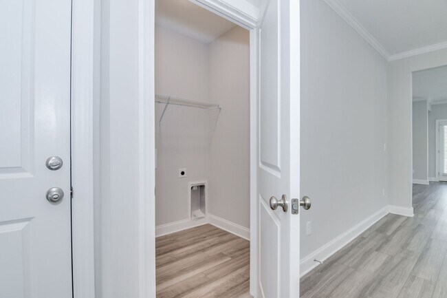 Building Photo - 3 Bedroom 2 Bathroom Ranch