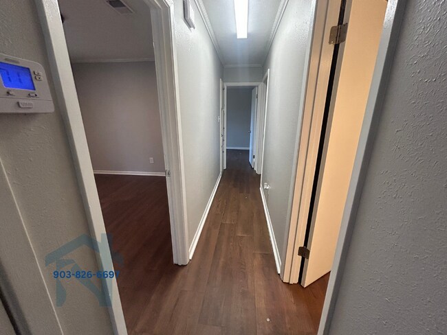 Building Photo - 1025 Crestview Dr S