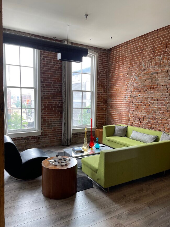Living Area - 412 Delaware St