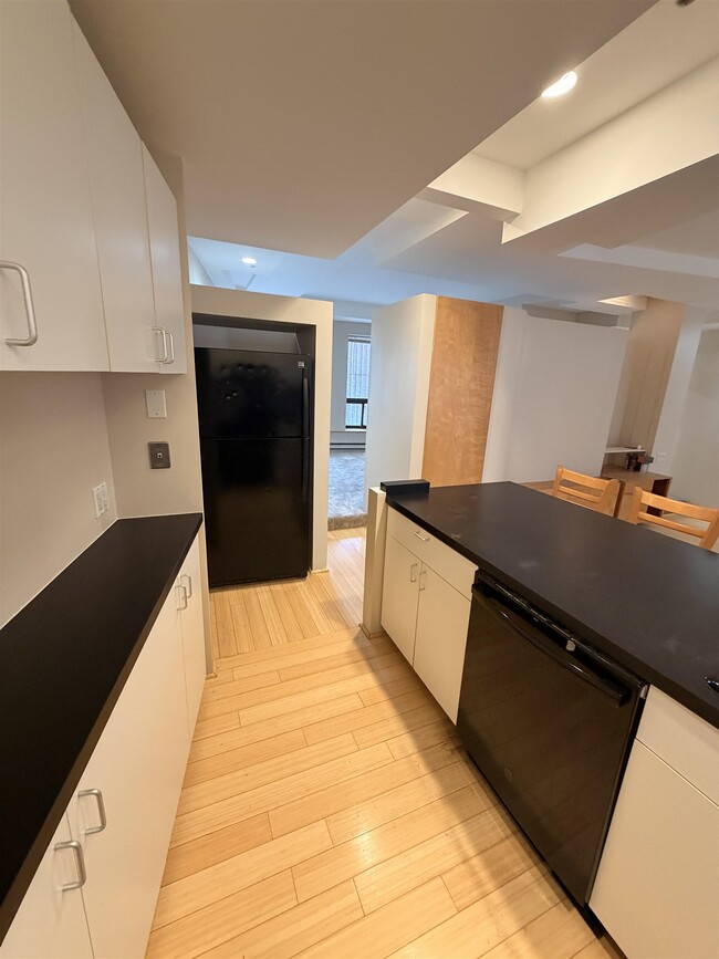 Building Photo - 401 State Street