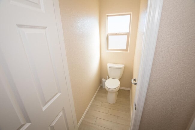 Building Photo - Stunning 2-Story Home in the Holiday Community!