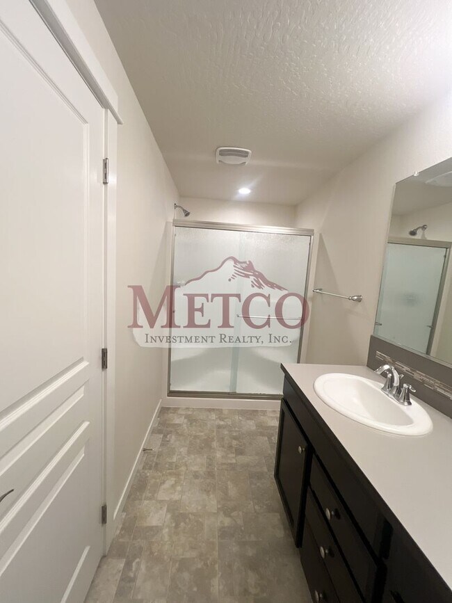 Building Photo - FOR RENT: Beautiful Coburg 3 Bed / 2.5 Bath Craftsman!
