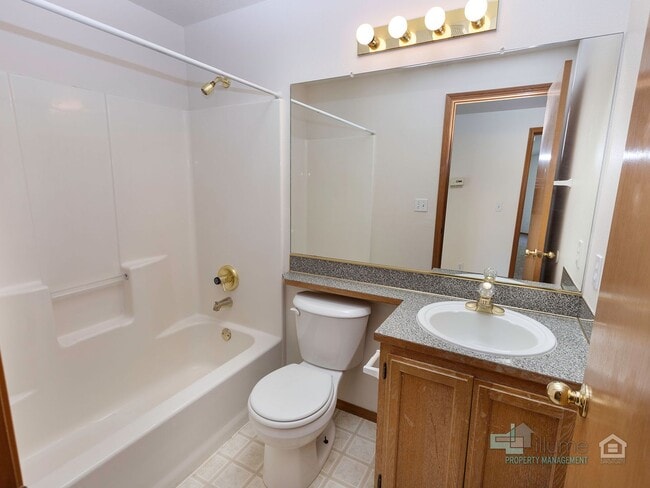 Building Photo - Stunning 3 bedroom 2.5 bathroom Home