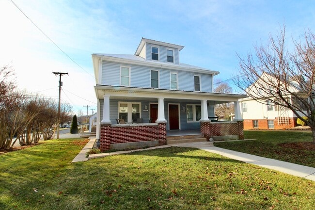 Building Photo - Charming studio apartment for rent! - 1121-A Shenandoah st.